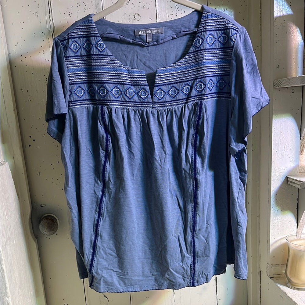 Daniel Rainn Blue Tunic Top with Stylish Elegance